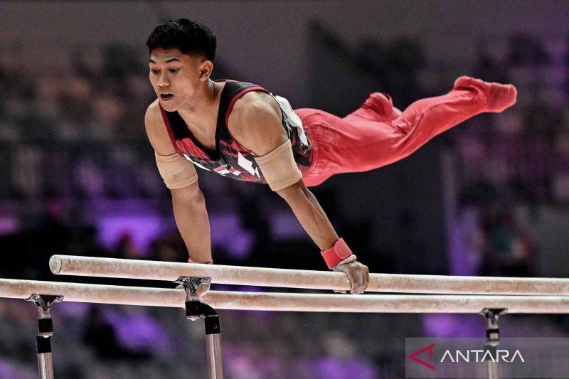 Pesenam putra Indonesia Satria Tri Yudha tampil dalam nomor palang sejajar pada Kejuaraan Dunia Gimnastik 2025 di Indonesia Arena, Jakarta, Senin (20/10/2025). Pesenam putra Indonesia gagal lolos ke putaran final All-Around pada Kejuaraan Dunia Gimnastik 2025 dengan rincian Abiyu Rafi berada di posisi 48 dengan 69,197 poin, Satria Tri Yudha di posisi 65 dengan 46,498 poin, Agung Suci Akbar di posisi 238 dengan 11,133 poin, Joseph Judah Hatoguan di posisi 246 dengan 08,00 poin, sedangkan Muhammad