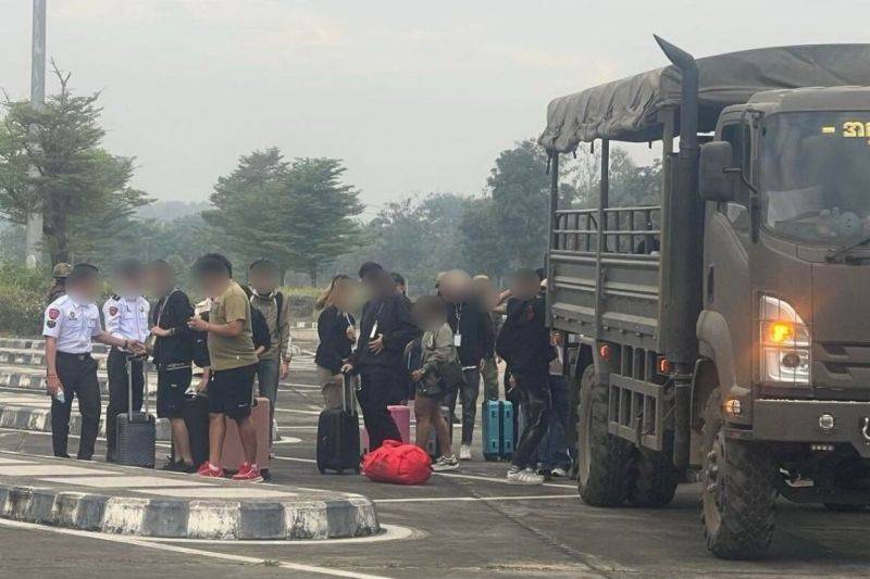 Puluhan WNI yang akan dipulangkan dalam gelombang kedua repatriasi dari Myanmar mempersiapkan keberangkatan mereka untuk menyeberang ke Thailand pada Jumat (12/12/2025). (ANTARA/HO-KBRI Yangon)