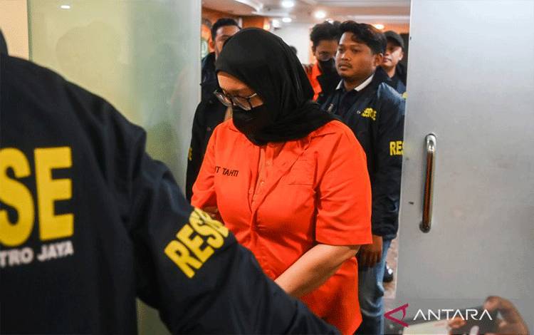 Tersangka kasus dugaan penipuan wedding organizer Ayu Puspita dihadirkan saat rilis di Polda Metro Jaya, Jakarta, Sabtu (13/12/2025). Polda Metro Jaya mengungkap modus penipuan yang dilakukan pemilik wedding organizer Ayu Puspita dengan jumlah korban mencapai 207 orang dan total kerugian Rp11,5 miliar. ANTARA FOTO/Rivan Awal Lingga/tom.