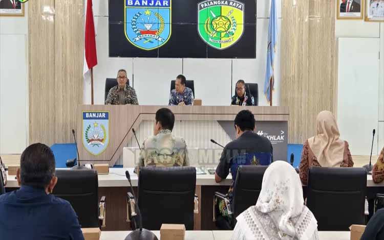 Sekda Palangka Raya Arbert Tombak saat melakukan kunjungan kerja ke Kabupaten Banjar Kalimantan Selatan (Foto : Prokopim Palangka Raya)
