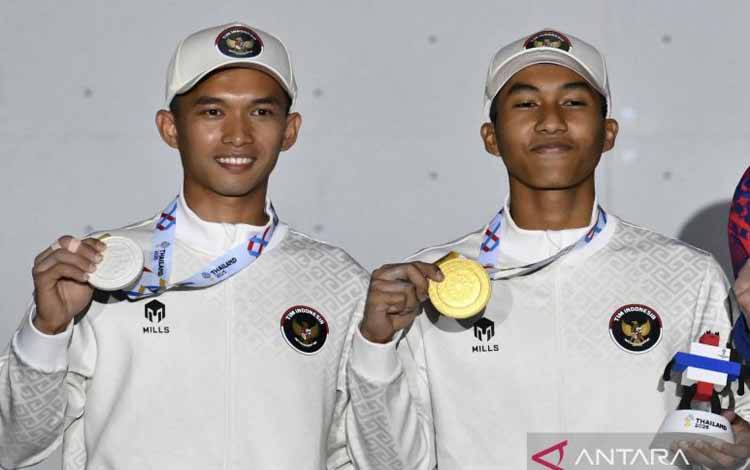 Atlet panjat tebing Indonesia peraih medali emas Antasyafi Robby Al Hilmi (kanan) bersama rekan senegaranya peraih medali perak Alfian Muhammad Fajri berpose dengan medalinya usai upacara penghargaan pemenang (UPP) final speed klasik panjat tebing putra SEA Games 2025 di Bangkok Sport Climbing Center Sport Authority, Bangkok, Thailand, Sabtu (13/12/2025). Robby berhasil meraih medali emas dengan catatan waktu 4,83 detik sedangkan medali perak diraih atlet Indonesia lainnya Alfian Muhammad Fajri