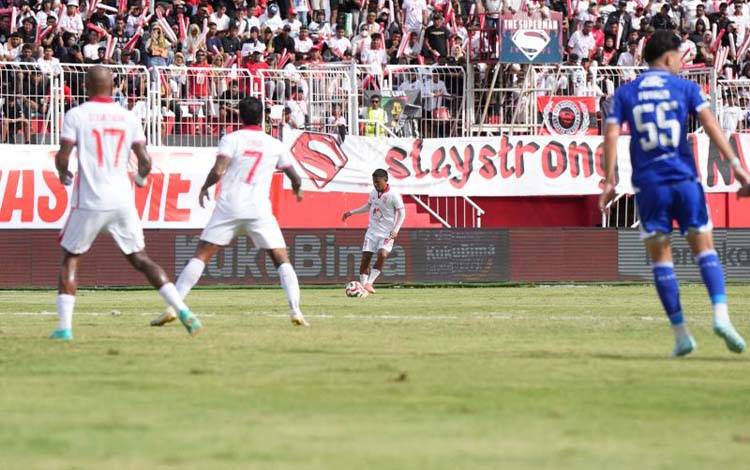 Pertandingan antara Malut United versus Persib Bandung berlangsung di Stadion Gelora Kie Raha, Ternate, Minggu (14/12/2025). ANTARA/Abdul Fatah (Abdul Fatah)