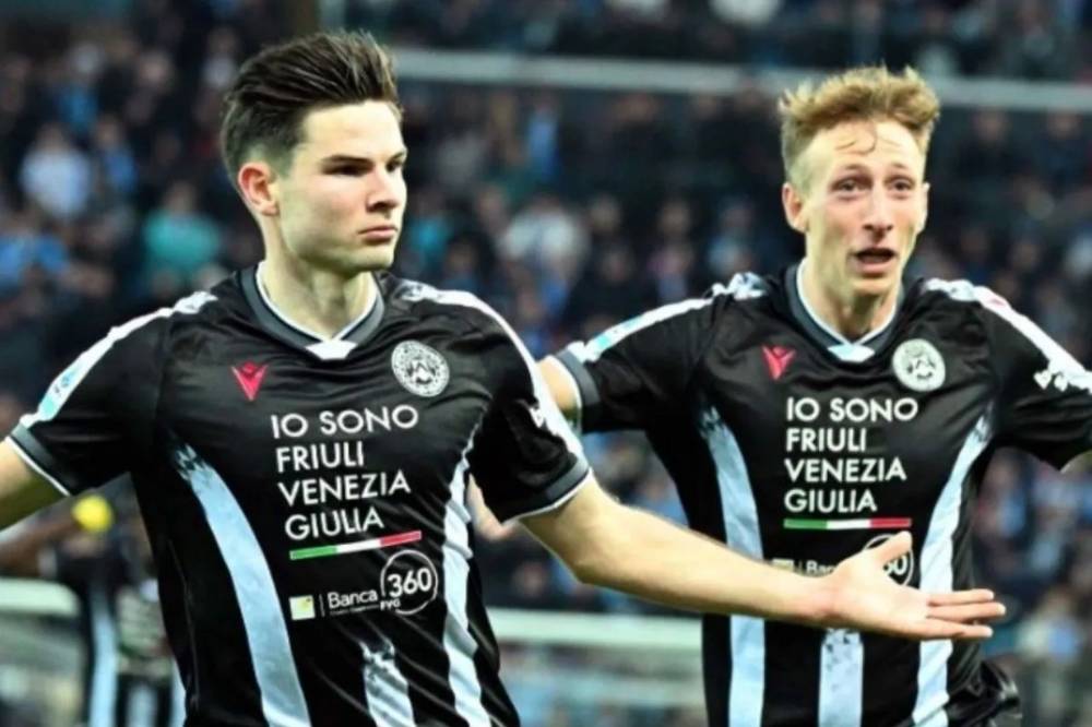 Gelandang Udinese Jurgen Ekkelenkamp (kiri) merayakan keberhasilannya mencetak gol ke gawang Napoli pada pertandingan Liga Italia di Stadion Bluenergy, Udine, Minggu (14/12/2025) waktu setempat. (https://x.com/Udinese_1896)
