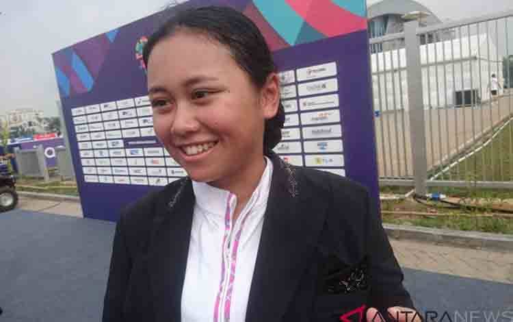 Atlet berkuda muda Indonesia, Dara Ninggar Prameswari, ditemui usai berlaga di nomor tunggang serasi gaya bebas yang digelar di Jakarta International Equestrian Park (JIEP), Kamis (23/8/2018). ANTARA/Calvin Basuki