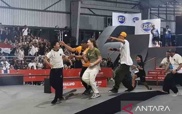Momen kemenangan Basral Graito Hutomo yang dirayakan oleh tim ofisial Indonesia dan Pelatih Skateboard Malaysia Mariss Khan di ajang SEA Games 2025 di Bangkok, Minggu (14/12/2025). ANTARA/Aditya Ramadhan