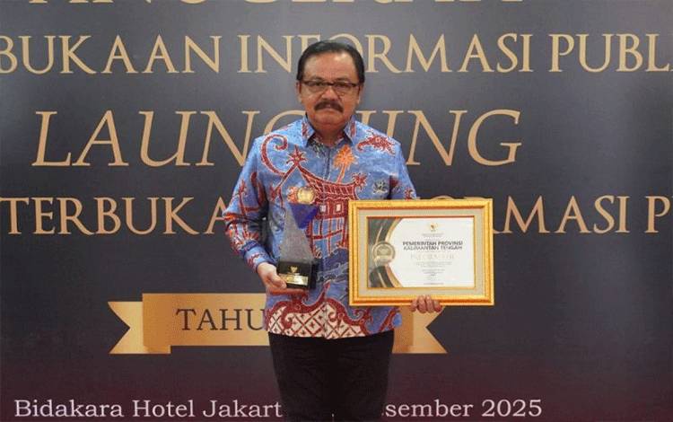 Asisten Perekonomian dan Pembangunan Setda Kalteng Herson Barthel Aden mewakili Pemprov Kalteng menerima penghargaan KI di Jakarta (15/12/2025). (ANTARA/HO-Diskominfosantik Kalteng)