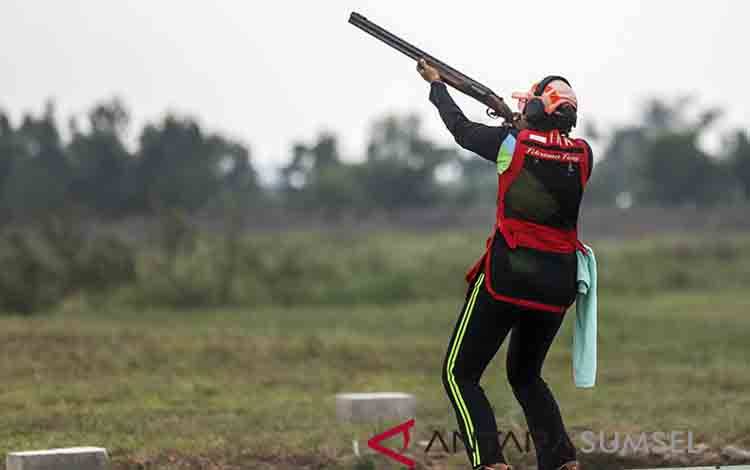 Atlet menembak Indonesia Fany Febriana berlatih ''skeet and trap'', di arena menembak Jakabaring Sport CIty (JSC), Palembang, Sumatra Selatan, Selasa (14/8). ANTARA News Sumsel/Nova Wahyudi/dol/18
