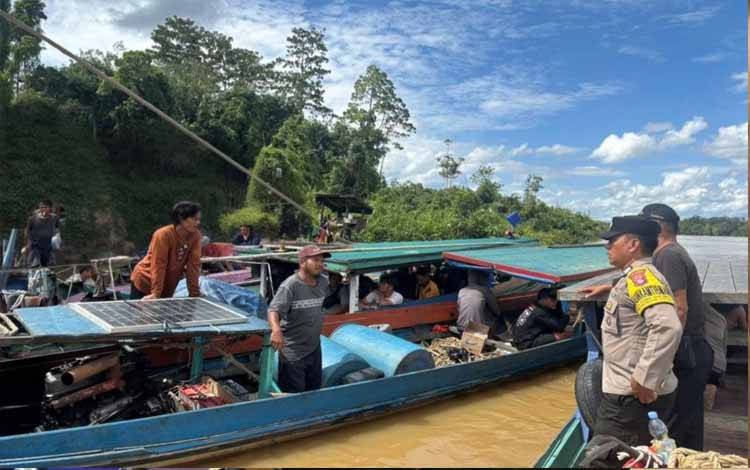 Personel Polsek Katingan Tengah melakukan pencarian terhadap warga Desa Tumbang Lahang yang diduga tenggelam di Sungai Katingan desa trsebut: Selasa: 16 Desember 2025.foto ist