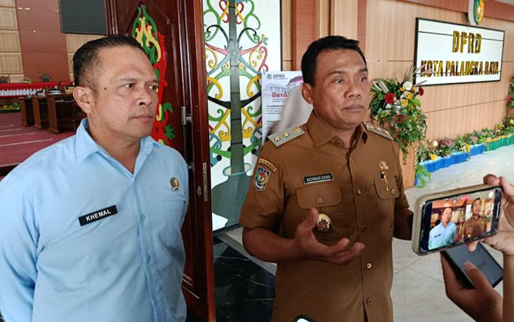 Wakil Wali Kota Palangka Raya?Achmad Zaini (kanan) diwawancara awak media (Foto: MARINI)