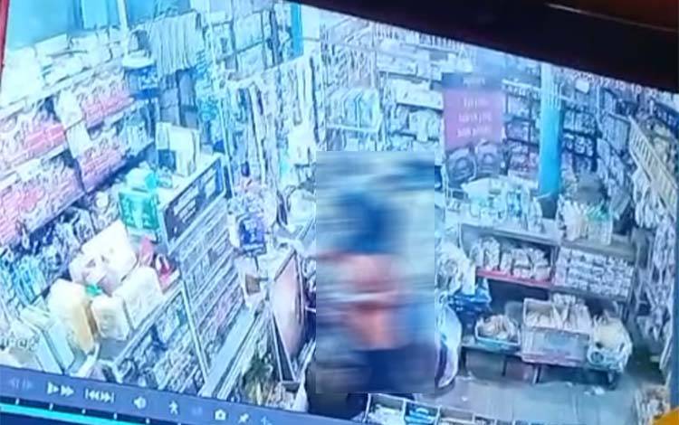 CCTV yang sempat merekam transaksi di Aulia Cell, Jalan Pemuda, Kuala Kapuas, Senin, 15 Desember 2025. (FOTO: Aulia)