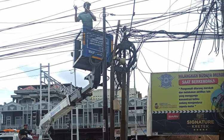 Kadishub Kotim Raihansyah saat meninjau langsung perbaikan CCTV, Rabu, 17 Desember 2025. (FOTO : IST)?