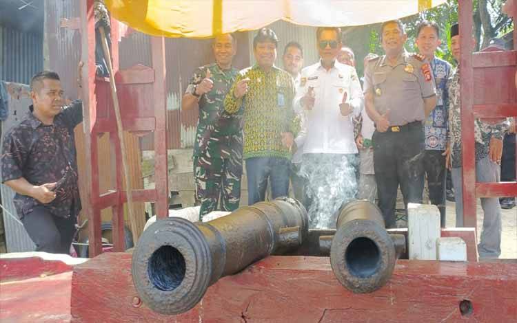 Bupati Seruyan Ahmad Selanorwanda bersama Forkopimda dan Direksi Bank Kalteng foto bersama di meriam kembar Danau Sembuluh ( Foto : Fahrul)