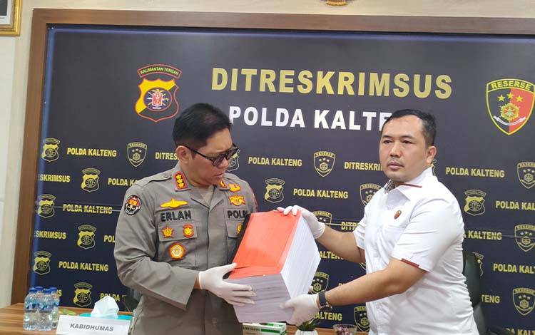 Dirreskrimsus Polda Kalteng Kombes Pol Rimsyahtono dan Kabid Humas Polda Kalteng Kombes Pol Erlan Munaji saat menunjukan berkas tindak pidana korupsi di Kabupaten Kapuas (Foto : PATHUR)