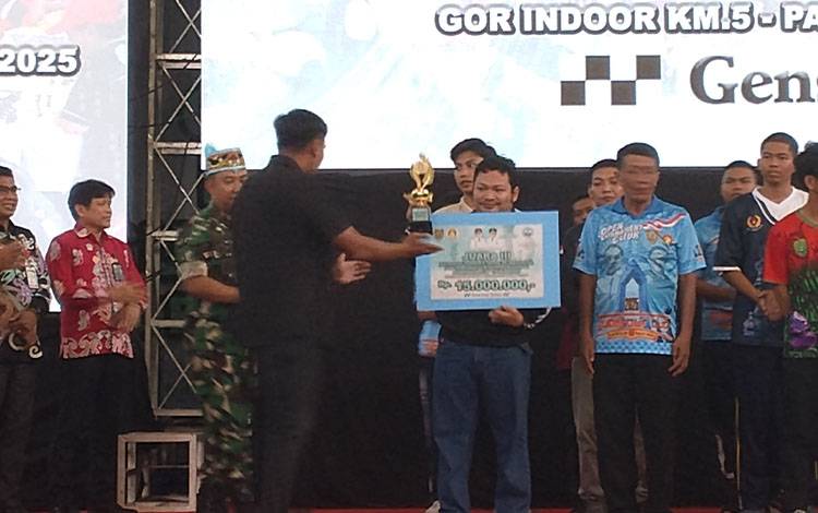 Pecatur Kalteng, Amrullah Hasibuan saat menerima piala dalam acara penutupan Open Turnamen Catur Nasional Gubernur Cup 2025 di GOR Indoor Palangka Raya, Kamis, 18 Desember 2025. (FOTO: Sabri)