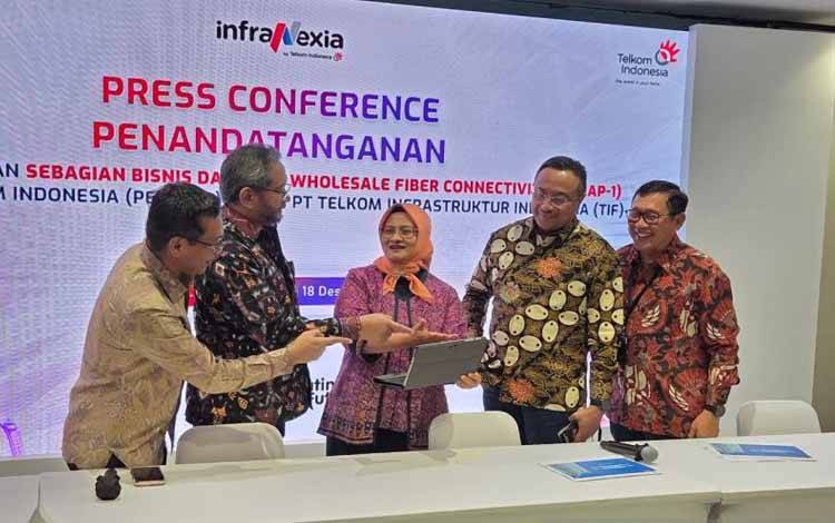 Konferensi pers penandatanganan akta pemisahan sebagian bisnis dan aset wholesale fiber connectivity tahap I Telkom kepada InfraNexia, di Jakarta, Kamis (18/12/2025). ANTARA/Bayu Saputra