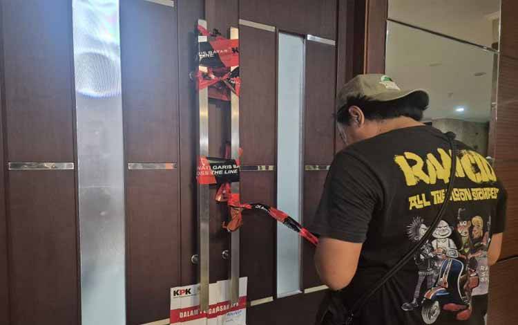Pintu ruang kerja Bupati Bekasi disegel penyidik KPK pada Kamis malam.ANTARA/Pradita Kurniawan Syah