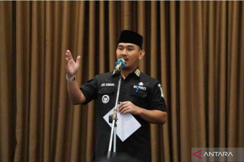 Bupati Bekasi Ade Kuswara Kunang saat menghadiri rapat koordinasi bersama manajemen PT. Jababeka Infrastruktur di Jababeka Golf and Country Club, Kecamatan Cikarang Timur, Selasa. ANTARA/Pradita Kurniawan Syah