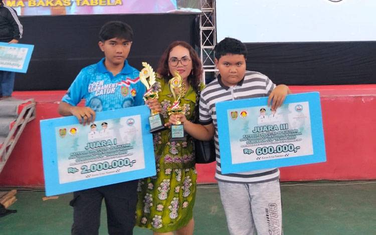 Remiel dan Yuphael bersama mereka,?Yuliamie usai menerima piala dalam Open Turnamen Gubernur Cup Kalteng 2025 di GOR Indoor Palangka Raya, Kamis, 18 Desember 2025. (FOTO: Yuli)