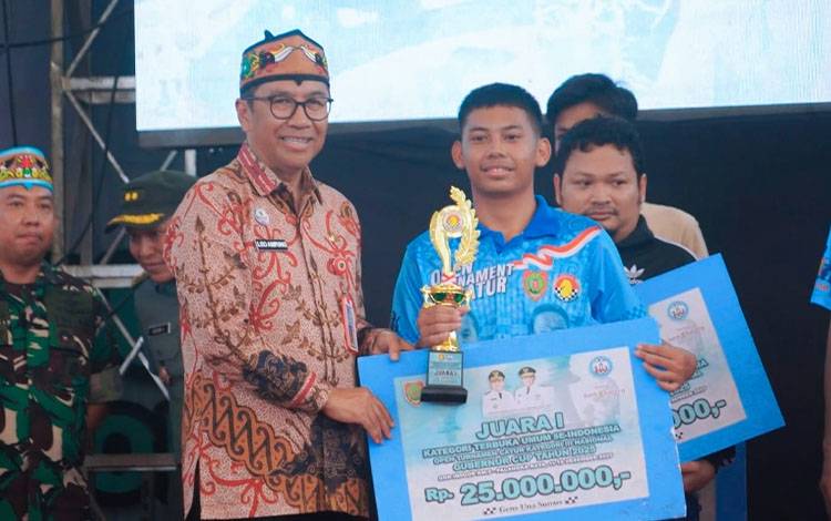Plt. Sekda Leonard S. Ampung saat menyerahkan hadiah kepada pemenang Open Turnamen Catur Kategori III Tingkat Nasional Gubernur Cup Tahun 2025. (FOTO: RZD)