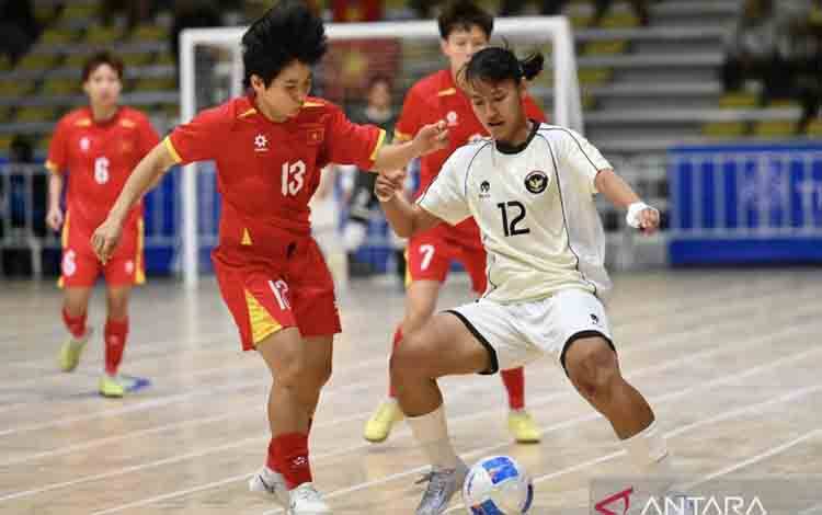 Pemain Timnas Futsal Indonesia Agnes Matulapelwa (kanan) berebut bola dengan pemain Vietnam Thi Trang Bui (kiri) pada final Futsal putri SEA Games 2025 di Bangkokthonburi University, Thawi Watthana, Bangkok, Thailand, Kamis (18/12/2025). Timnas Futsal putri Indonesia meraih medali perak usah kalah dari Vietnam dengan skor 5-0. ANTARA FOTO/Nova Wahyudi/bar