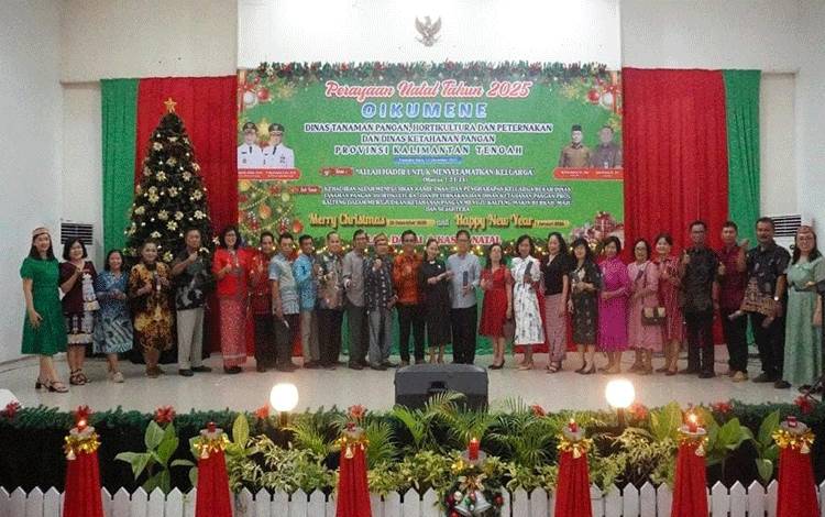Foto Bersama saat rangkaian Natal Oikumene tahun 2025 ASN aktif dan purna tugas pensiunan Dinas TPHP dan DKP Prov Kalteng. (FOTO: TPHP KALTENG)