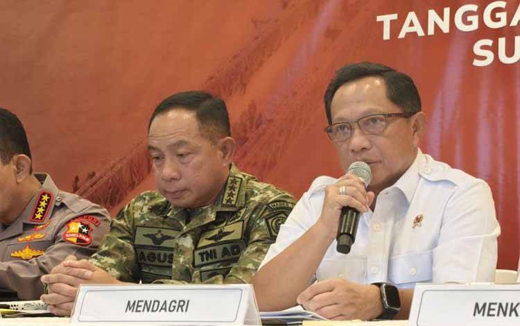 Menteri Dalam Negeri Tito Karnavian saat jumpa pers di Lanud Halim Perdanakusuma, Jakarta Timur, Jumat (19/12/2025) (ANTARA/Andi Firdaus)