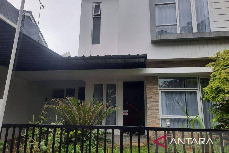 Kondisi rumah dinas Kepala Kejaksaan Negeri Bekasi di Klaster Pasadena, Zona Amerika, Jalan Ganesha Boulevard nomor A-37 Desa Hegarmukti, Kecamatan Cikarang Pusat, Jumat (19/12/2025). ANTARA/Pradita Kurniawan Syah