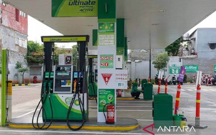 Ilustrasi - Petugas menunggu calon konsumen di SPBU BP Minangkabau, Jakarta. ANTARA FOTO/Ika Maryani/Adm/aww/am.