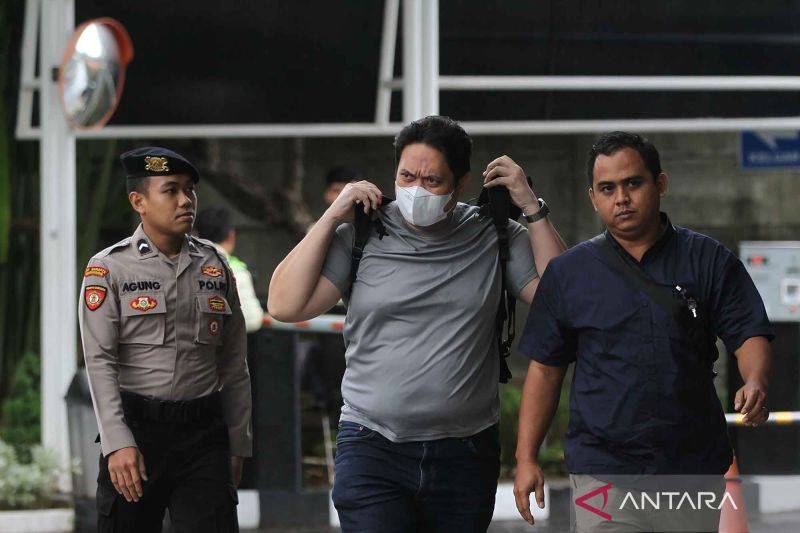 Kepala Kejaksaan Negeri (Kajari) Hulu Sungai Utara (HSU) Albertinus P. Napitupulu (tengah) dikawal petugas saat tiba di Gedung Merah Putih KPK usai terjaring operasi tangkap tangan (OTT), Jakarta, Jumat (19/12/2025). ANTARA FOTO/Zaigham Priatna/YU