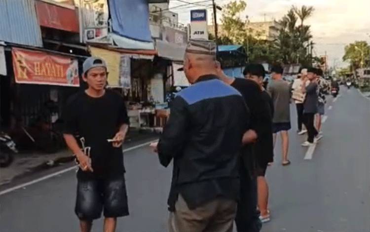 Relawan Kapuas ketika membagikan stiker gratis Momen 5 Rajab Sekumpul di Jalan Anggrek, Kuala Kapuas, Sabtu, 20 Desember 2025. (FOTO: Sugi)