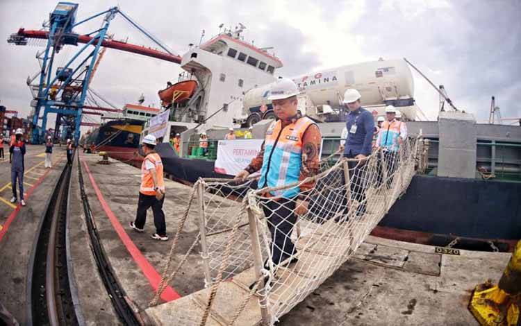 Menteri Perhubungan Dudy Purwagandhi dalam pelepasan keberangkatan Kapal Barito Mas yang membawa bantuan pemerintah untuk penanganan bencana di Aceh dari Pelabuhan Tanjung Priok Jakarta Utara, Sabtu (20/12/2025). ANTARA/HO-Kemenhub