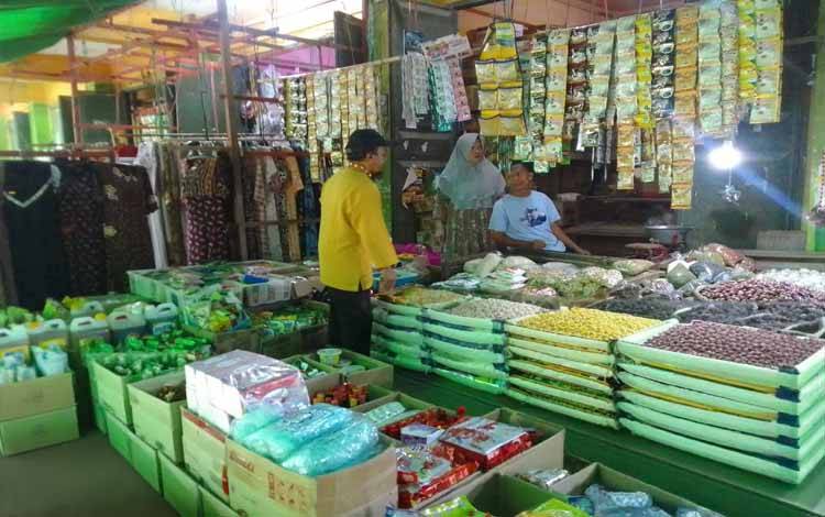 Pegawai DisperindagkopUKM Kobar saat meninjau harga bapok di Pasar Tradisional Indra Sari Pangkalan Bun
