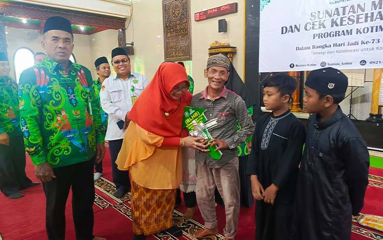 Wakil Bupati Kotim Irawati saat menyerahkan secara simbolis bantuan rumah layak huni, Senin, 22 Desember 2025. (FOTO : DEVI)