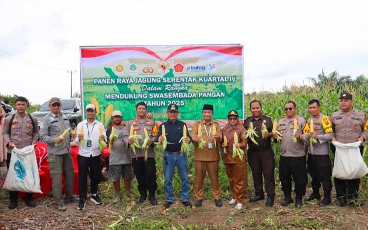 Bupati Seruyan Ahmad Selanorwanda bersama Kapolres Seruyan dan unsur terkait saat melaksanakan Panen Raya Jagung ( Foto: Ist)