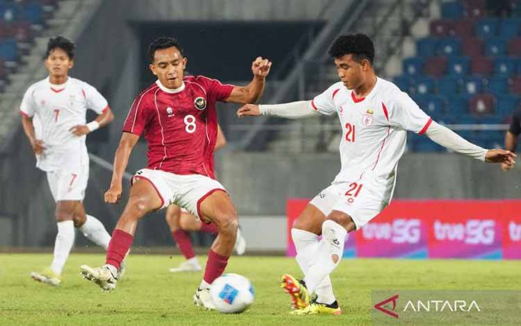 Pesepak bola Timnas Indonesia U-22 Muhammad Rayhan Hannan (kiri) berebut bola dengan pesepak bola Timnas Myanmar Oakkar Naing (kanan) pada pertandingan babak penyisihan Grup C Sepak Bola SEA Games 2025 di The 700th Anniversary of Chiang Mai Stadium, Chiang Mai, Thailand, Jumat (12/12/2025). ANTARA FOTO/NAY/sth/foc.