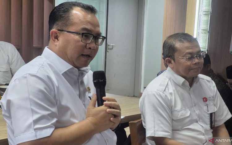 Kepala Badan Riset dan Inovasi Nasional (BRIN) Arif Satria (kiri) dalam diskusi di Kantor BRIN, Jakarta, Senin (22/12/2025). (ANTARA/Sean Filo Muhamad)