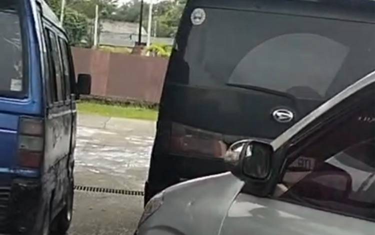 Mobil hitam yang?diduga dikendarai oknum kepolisian saat menyerobot antrian BBM di SPBU Jalan Pemuda, Kuala Kapuas, Selasa, 23 Desember 2025. (FOTO: IST)