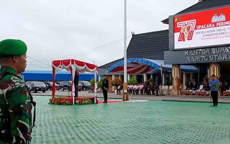 Bupati Barito Utara, H Shalahuddin saat memimpin upacara dalam rangka peringatan Hari Bela Negara ke 77 tahun 2025 di lingkup Pemkab Barito Utara. (Foto: Dhani)