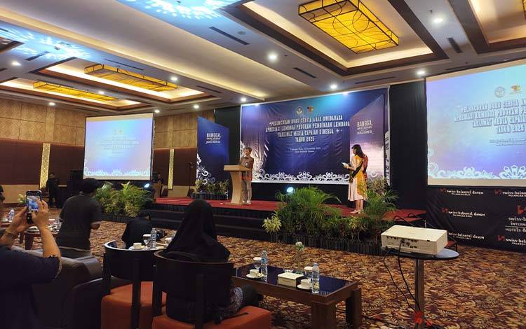 Kepala Balai Bahasa, Sukardi Gau menyampaikan sambutan dalam peluncuran buku cerita anak dwibahasa. (FOTO: TESTI PRISCILLA)