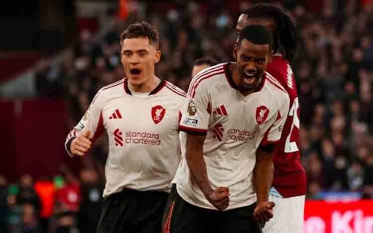 Penyerang Liverpool Alexander Isak (kanan) merayakan golnya ke gawang West Ham United dalam lanjutan Liga Inggris di Stadion London, Minggu (30/11/2025) waktu setempat. (X/@LFC)