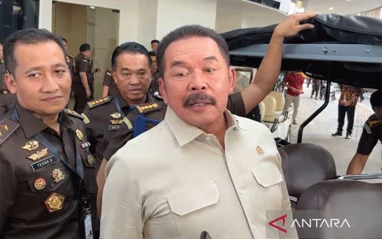 Jaksa Agung ST Burhanuddin berbicara dengan awak media di Gedung Kejaksaan Agung, Jakarta, Rabu (24/12/2025). (ANTARA/Nadia Putri Rahmani)
