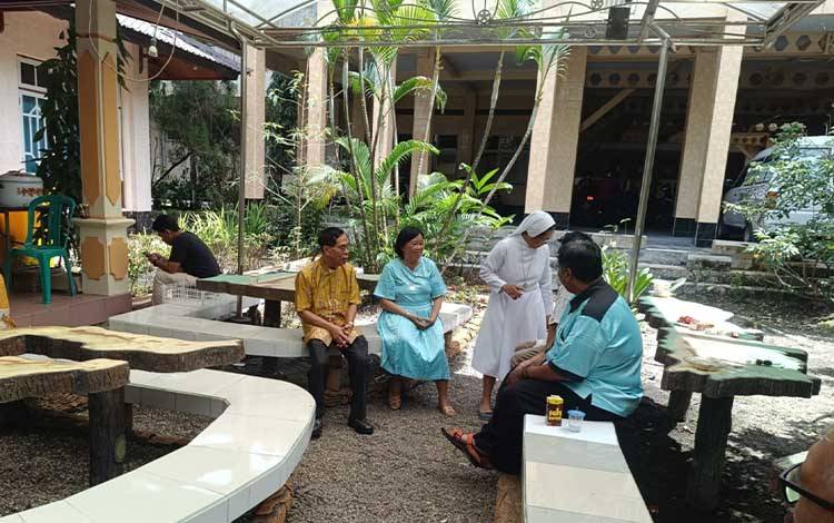 Bapa Uskup Keuskupan Palangka Raya, Mgr Aloysius M Sutrisnaatmaka, MSF (batik kuning) secara langsung menjamu para tamu yang datang berkunjung di momen Natal 25 Desember 2025. (FOTO: TESTI PRISCILLA)
