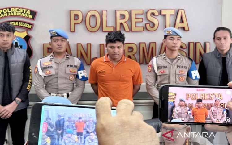 Bripda Muhammad Seili (tengah), anggota Polres Banjarbaru diborgol petugas atas dugaan pembunuhan terhadap mahasiswi Universitas Lambung Mangkurat (ULM) berinisial ZD (20) saat konferensi pers di Polresta Banjarmasin, Kalimantan Selatan, Jumat (26/12/2025). ANTARA/Tumpal Andani Aritonang