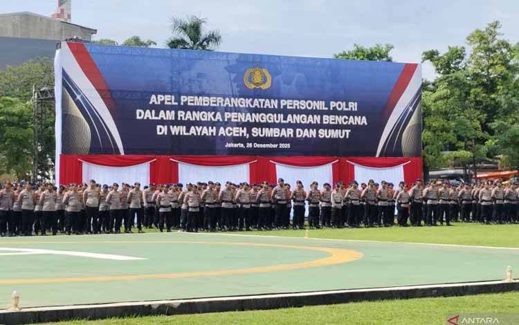 Personel Mabes Polri mengikuti Apel Pemberangkatan Personel Polri Dalam Rangka Penanggulangan Bencana di Lapangan Bhayangkara Mabes Polri, Jakarta Selatan, Jumat (26/12/2025). ANTARA/Nadia Putri Rahmani