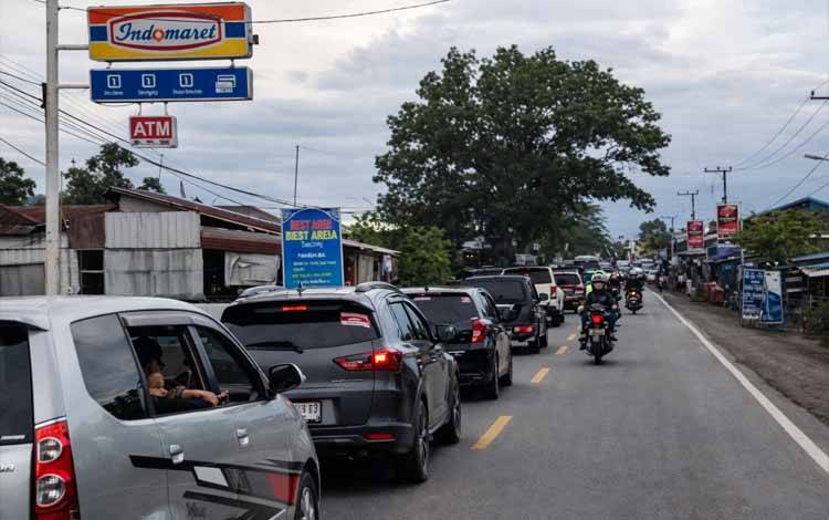 Kondisi arus lalu lintas di Jalan Trans Kalimantan Km. 9 Basarang, Jumat, 26 Desember 2025. (FOTO: Rahmat)