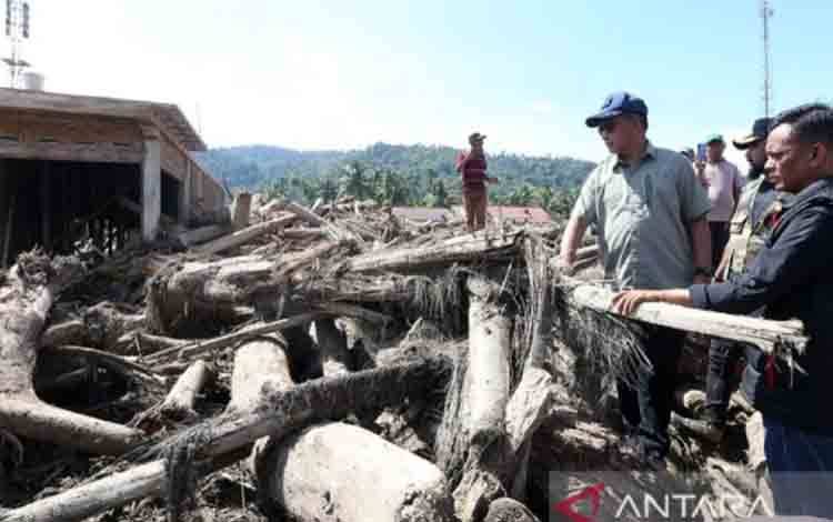 Menteri Dalam Negeri (Mendagri) Tito Karnavian (ketiga kanan) melihat tumpukan gelondongan kayu pascabencana banjir bandang di Lokop, Serbajadi, Aceh Timur, Aceh, Senin (22/12/2025). ANTARA FOTO/Irwansyah Putra/rwa/am.