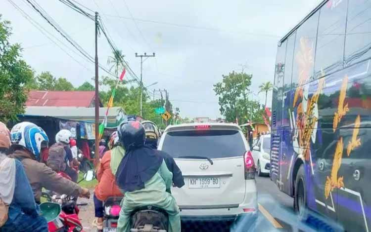 Situasi arus lalu lintas di Jalan Trans Kalimantan Km.11, Anjir, Kapuas Timur, Sabtu, 27 Desember 2025. (FOTO: Ani)