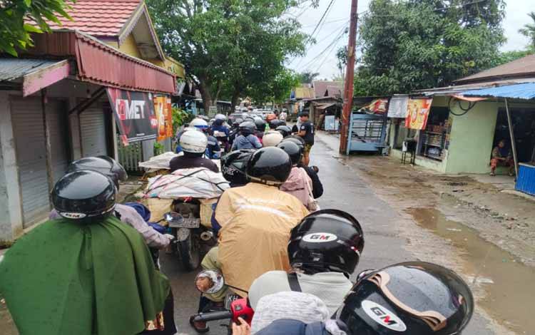 Situasi antrean kendaraan menuju Dermaga Feri Penyeberangan Mandomai, Kapuas Barat, Sabtu, 27 Desember 2025. (FOTO: Mansur)