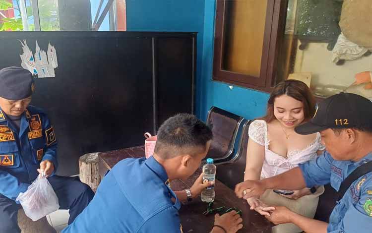 Wanita cantik saat minta tolong lepaskan cincin ke Mako Call Center 112 Palangka Raya (Foto : Call Center 112 Palangka Raya)