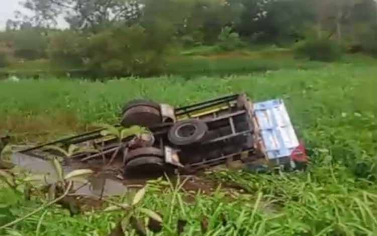 Sebuah truk terlempar keluar dari jalan dengan posisi terbalik di Sungai Tabuk